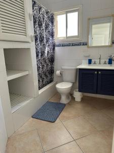 a bathroom with a toilet and a sink at Precioso Dpto a 20m de la playa Con Aire Acondicionado en Ambos Dormitorios Club Casablanca in Same +28 photos