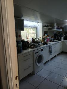 a kitchen with a sink and a washing machine at suite nature huelgoat in Bannalec