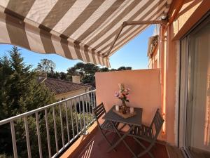 a balcony with a table with flowers on it at Le Petit Bleu Studio - Boulouris in Saint-Raphaël
