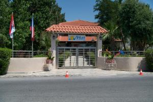 un bâtiment avec une porte et des drapeaux dans une rue dans l'établissement Studio Nikos, à Pythagoreio