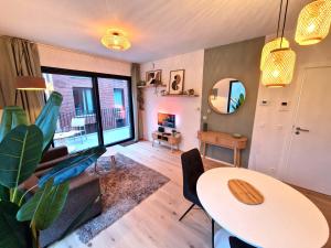 a living room with a table and a large window at Waterloo Downtown Park in Waterloo +17 photos