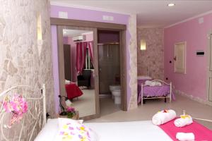 Zimmer mit einem Bett und einem Bad in der Unterkunft Tenuta Paifer in Otranto