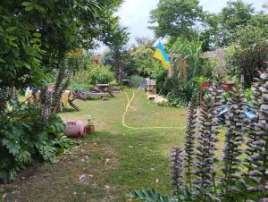 a garden with a kite flying in the yard at La Chambre Périgourdine in Journiac