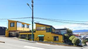 a yellow house on the side of a street at Amanecer de la Bahía in Ushuaia