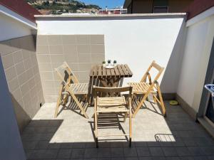 a table and four chairs on a roof with a table and chairs at Dimora Coacci in Grottammare