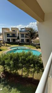 an overhead view of a swimming pool in front of a building at Apto Areia Branca Canoa Quebrada in Canoa Quebrada