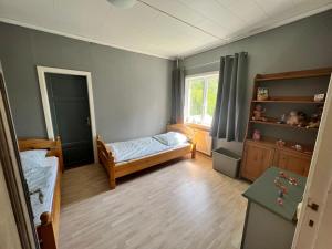 a bedroom with two beds and a window at Urlaub im Elchland in Letafors