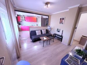 a living room with a couch and a table at Apto A muy equipado cerca del centro in Petrer
