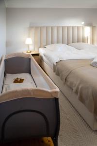 a bedroom with two beds with a bench next to it at Ferienwohnung - Ewigkeit in Minden