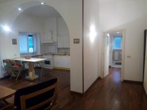 a kitchen and dining room with an archway in a room at La Casa di Nonna Betta in Rome