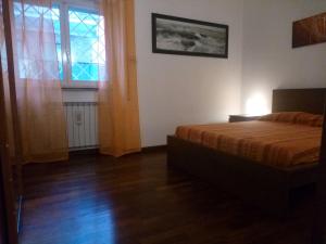 ローマにあるLa Casa di Nonna Bettaのベッドルーム(ベッド1台、窓付)