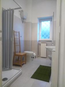ローマにあるLa Casa di Nonna Bettaのバスルーム(洗面台、トイレ付)、窓が備わります。