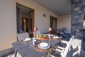 a dining table and chairs in a living room at Residence degli Oleandri APP A1 in Argegno +12 photos