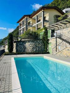 a swimming pool in front of a building at Residence degli Oleandri APP A1 in Argegno