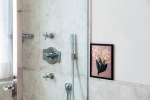a picture of a flower in a shower at Villa Citriodora in Cernobbio +26 photos