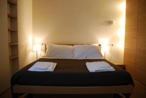 sypialnia z łóżkiem z dwoma ręcznikami w obiekcie Ceccarini Suite w mieście Riccione