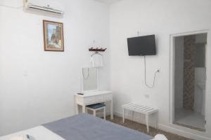 a white room with a sink and a mirror at Hotel Montecarlo by Croma in Santiago