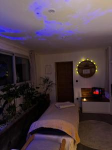ein Zimmer mit einem Bett und einer blauen Decke in der Unterkunft RevaCasa in Magny-Saint-Médard