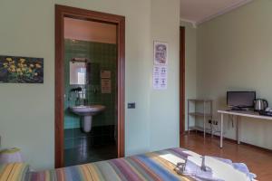 a bathroom with a sink and a bed in a room at B&B Orio BGY in Orio al Serio +15 photos