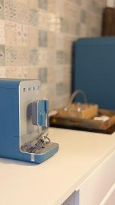 a sewing machine sitting on top of a counter at Porto 24 in Portoferraio