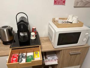 a microwave oven sitting on top of a counter at Maison les étoiles in Hésingue