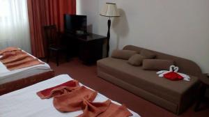 Postel nebo postele na pokoji v ubytování Hotel Helin Aeroport - Craiova