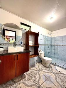 ein Badezimmer mit Toilette, Waschbecken und Dusche in der Unterkunft Mar Inn Costa Rica in Monteverde Costa Rica + 46 Fotos