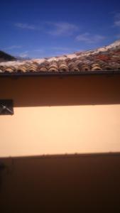 a roof of a building with a shingles at Arianna House in Raiano
