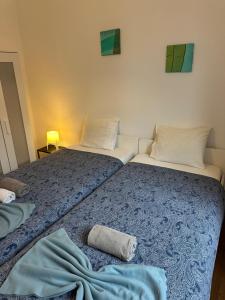 two beds sitting next to each other in a room at Sintra Flower Camelia Apartment in Sintra