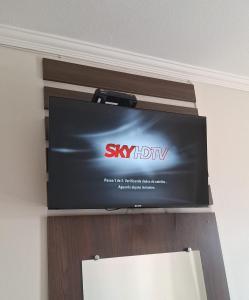a television sitting on top of a wall at Libero Hotel in São João da Boa Vista