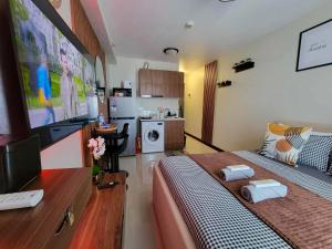 a small room with a bed and a kitchen at Welcome to Cozy Staycation in Suba