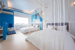 Dormitorio azul y blanco con cama colgante en Blissful Star, en Zhuangwei