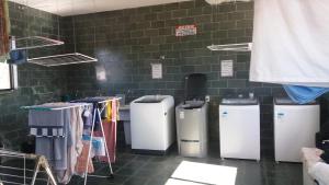 a room with a bunch of old refrigerators at Lindo Flat no Centro de Caxambu in Caxambu