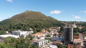 a view of a city with a hill in the background at Lindo Flat no Centro de Caxambu in Caxambu