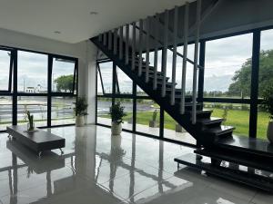 a lobby with a staircase in a building with windows at Apart Lunge in Córdoba