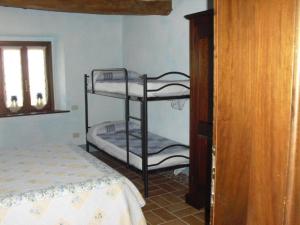 a bedroom with two bunk beds and a bed at La terrazza di Susanna in Peccioli