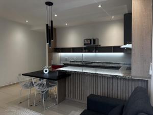 a kitchen with a counter and a table and chairs at Apart Lunge in Córdoba