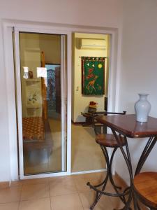 a dining room with a table and a glass door at keur MaÏ et Mao in Somone