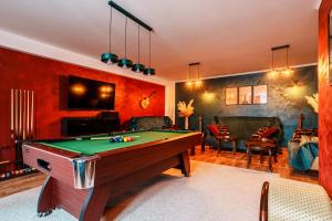 a billiard room with a pool table at Rezydencja Florina - Willa z prywatnym basenem, jacuzzi i kortem tenisowym in Rogóźno