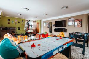 a living room with a ping pong table at Rezydencja Florina - Willa z prywatnym basenem, jacuzzi i kortem tenisowym in Rogóźno