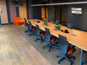 a conference room with a long table and chairs at Flat Hit Cabo Branco in João Pessoa