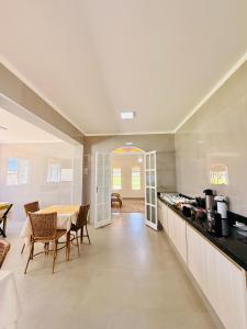 a kitchen and dining room with a table and chairs at Hotel Nova Sorocabana in Brodósqui