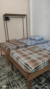 two beds sitting next to each other in a room at House Duque de Caxias in Duque de Caxias