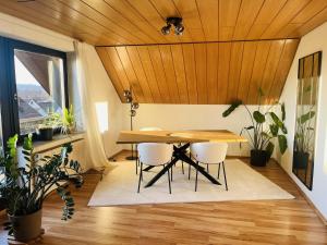 a dining room with a table and some plants at Ferienwohnung in Wörnitz in Unterwörnitz