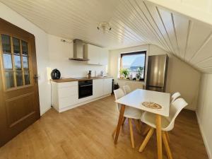 a kitchen and dining room with a table and chairs at Ferienwohnung in Wörnitz in Unterwörnitz