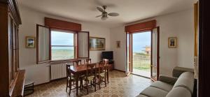 a living room with a table and a dining room at Il Trebbiatore in San Costanzo