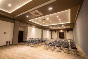 a room with a bunch of chairs in it at Best Western Plus Santa Cecilia Pachuca in Pachuca de Soto +94 photos