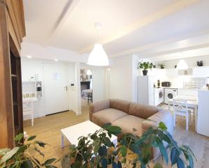 a living room with a couch and a table at Hyper centre, quartier du port in Audierne