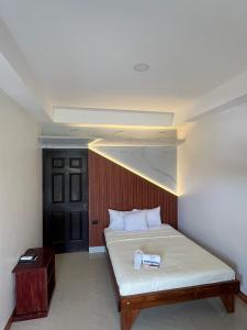 a bedroom with a bed with a box on it at Hotel Wilson Upala in Upala +1 photo