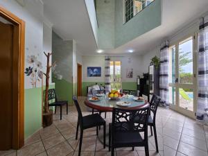 a kitchen and dining room with a table and chairs at Villa Sara in Floridia